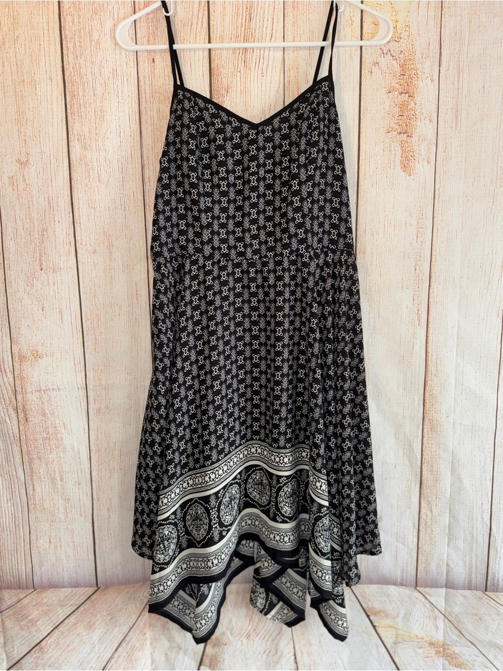 Xhilaration Black and White Printed Handkerchief-Hem Skirt, juniors sz M